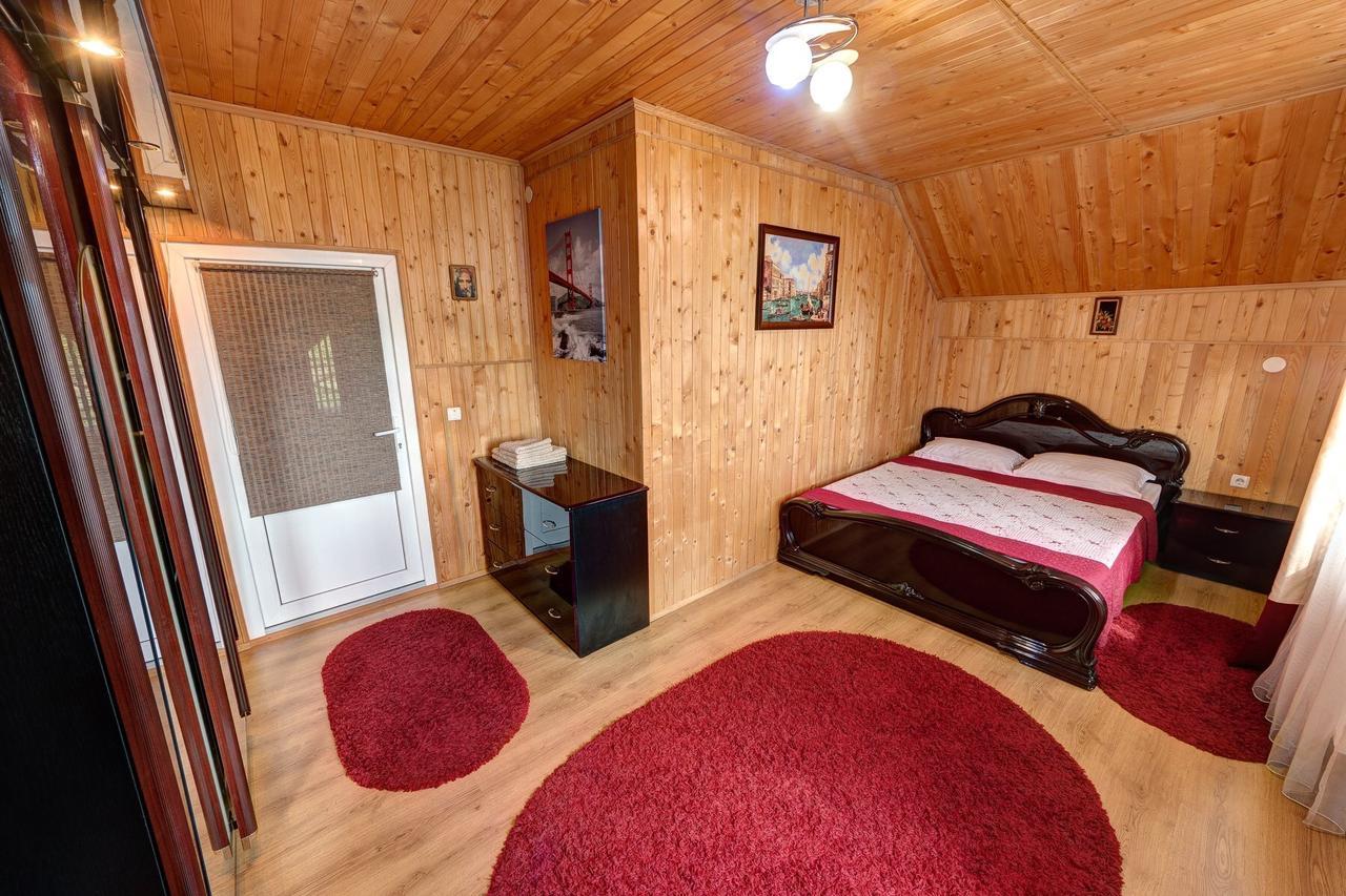 Guest House Velet Bukovel Esterno foto